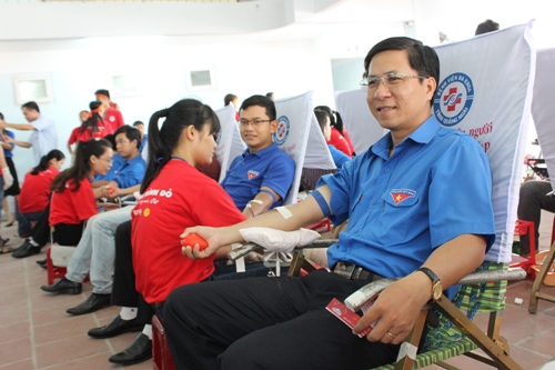 Đồng chí Đặng Minh Thảo - Phó Bí thư Tỉnh đoàn, Chủ tịch Hội LHTN Việt Nam tỉnh Quảng Ngãi tham gia hiến máu tình nguyện